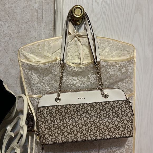 DKNY NWOT  small handbag natural with zipped top chain and cream straps - Picture 4 of 10